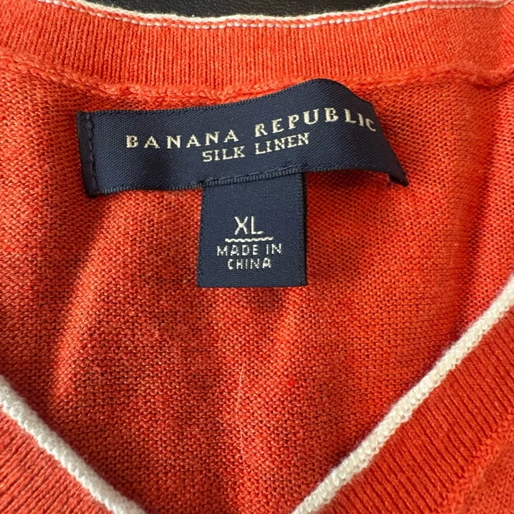 Banana Republic orange V-neck lightweight sweater in a silk-linen blend, XL.‎